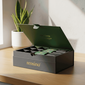 Caja de regalo gris con interior verde y logo, adecuada para empaques de venta al por menor o exhibición.