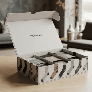 Boîte cadeau blanche avec motif de chaussettes, adaptée pour l'emballage de détail ou de cadeaux, design personnalisé disponible