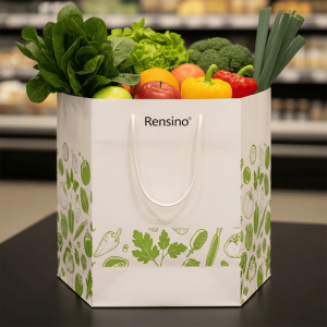 Sac en papier blanc avec motif de légumes verts, adapté pour emballage de produits d'épicerie ou de vente au détail, design personnalisé disponible