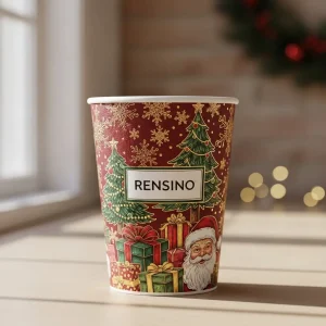 Gobelet en papier rouge avec motif de Noël, adapté pour l'emballage de cadeaux et l'affichage en magasin.