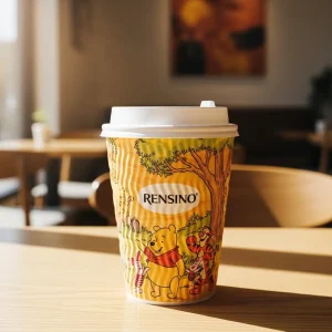 Gobelet en papier jaune avec Winnie l'Ourson et illustration de forêt, adapté pour le café ou les boissons, design personnalisé disponible