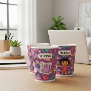 Gobelet en papier coloré avec des personnages de dessins animés et un motif floral, adapté pour l'emballage de boissons ou de collations
