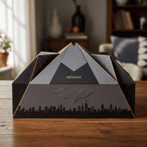 Scatola di carta geometrica grigia con silhouette di pipistrello, adatta per confezioni regalo o di esposizione, design personalizzato disponibile