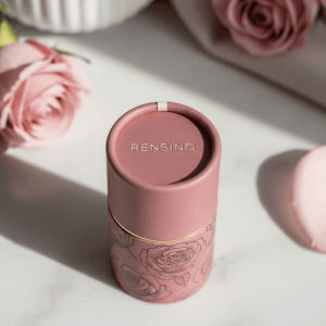 Tubo di carta rosa con motivo floreale, adatto per confezioni regalo o cosmetiche, personalizzabile dalla nostra fabbrica