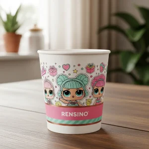 Gobelet en papier blanc avec personnages de dessin animé et motif cadeau, adapté pour la vente au détail ou un usage promotionnel