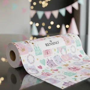 Rouleau de papier imprimé coloré avec des motifs de château et de cœur, adapté pour l'emballage de cadeaux ou de détail