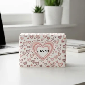 Scatola di carta con motivo a cuore rosa e logo RENSINO, adatta per imballaggio regalo e cosmetico