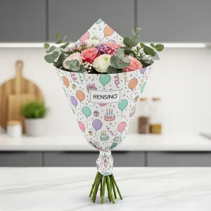 Papier d'emballage cadeau coloré avec motifs de ballons et de gâteau, personnalisable pour diverses occasions