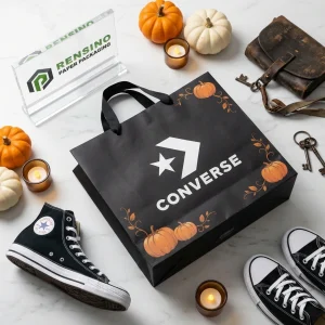 Sac cadeau en papier noir avec motif de citrouille et logo imprimé, adapté pour les cadeaux, la vente au détail ou l'emballage alimentaire, design personnalisé disponible