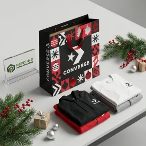 クリスマスパターンとロゴの黒と白のペーパーバッグ、ギフトまたは小売包装に適しており、OEM/ODMサービスが利用可能