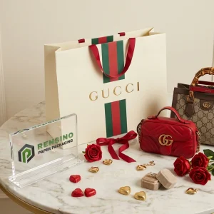 Sac en papier cadeau blanc avec rayures rouges et vertes et logo doré, adapté pour les cadeaux, le détail ou l'emballage alimentaire, impression de logo personnalisée disponible