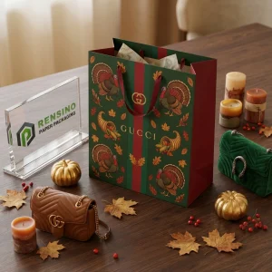 Saco de Presente de Papel Verde e Vermelho Gucci com Logotipo Impresso e Padrão de Peru, Adequado para Presente, Varejo ou Embalagem de Alimentos, Design Personalizado Disponível