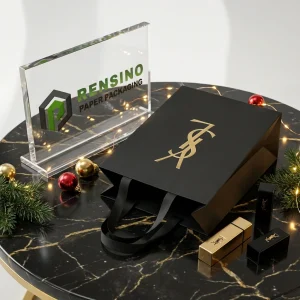 Sac en papier noir avec logo YSL doré et motif élégant, adapté pour un cadeau, des cosmétiques ou un emballage de vente au détail, design personnalisé disponible