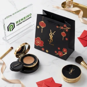 Sac en papier noir avec motif floral rouge et doré et lanternes, adapté pour l'emballage cosmétique ou de cadeaux, service OEM/ODM disponible