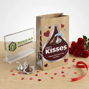 Sac en papier kraft Kisses avec motif de cœur pour l'emballage de cadeaux