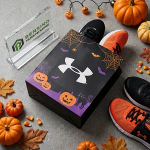 Sacs en papier de shopping noirs sur le thème d'Halloween avec éléments et logo imprimés d'Halloween, adaptés pour des cadeaux, le commerce de détail ou l'emballage alimentaire, service OEM/ODM disponible