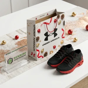 Emballage en sac en papier blanc avec ruban rouge et motif de pomme de pin, adapté pour les cadeaux ou l'emballage de détail, impression de logo personnalisée disponible