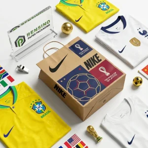 ナイキとブラジルサッカーパターンの茶色のクラフト紙袋、ギフト、小売、または食品包装に適しており、カスタムデザインが可能です