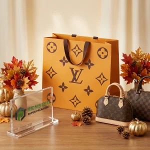 كيس ورقي بني من LV مع شعار ونمط، مناسب للهدايا أو التجزئة أو ملحقات الموضة، طباعة شعار مخصصة متاحة
