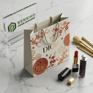 Sac-cadeau en papier blanc avec motif chinois rouge et or et logo Dior, adapté pour les cadeaux, les cosmétiques ou l'emballage de détail, design personnalisé disponible