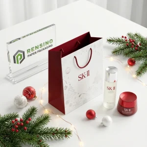 Sacchetto regalo bianco e rosso con motivo natalizio e logo SK-II