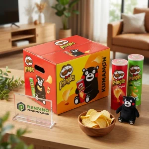 Scatola regalo in carta rossa e gialla con orso e logo Pringles, adatta per imballaggio di snack e esposizione al dettaglio