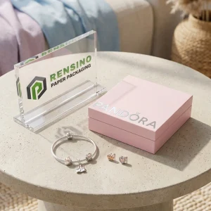 Boîte à bijoux en papier rigide rose avec texte “PANDORA” imprimé en argent, adaptée pour l'emballage de bijoux ou de cadeaux, service OEM/ODM disponible