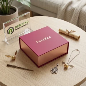 Scatola regalo in carta rosa con testo “Pandora” stampato e superficie di colore solido, adatta per imballaggi di regali, vendita al dettaglio o gioielli, design personalizzato disponibile
