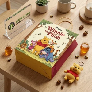 Bolsa de papel amarilla y roja con ilustración impresa de Winnie the Pooh, adecuada para empaques de regalo o venta al por menor, impresión de logo personalizada disponible
