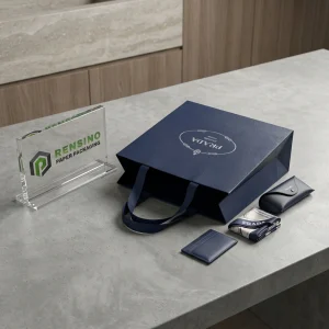 Sacola de Papel Azul Marinho com Alças e Logotipo Impresso, Adequada para Presentes, Varejo ou Embalagem Cosmética, Impressão de Logotipo Personalizado Disponível