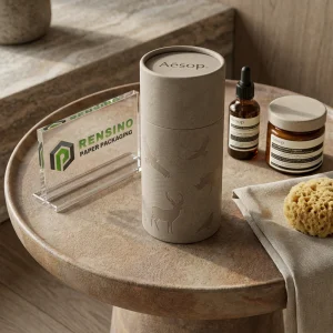Beige Stoffpapier-Rohrverpackung mit geprägtem Tiermuster und bedrucktem “Aesop” Text, geeignet für Stoff- oder Geschenkverpackungen, OEM/ODM-Service verfügbar