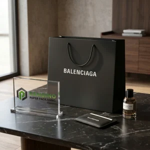 Sac en papier noir avec logo et sac cadeau Balenciaga
