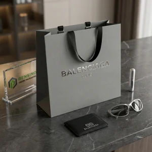 Borsa di carta grigia Balenciaga Paris con manici neri e logo, adatta per imballaggio regalo o al dettaglio, stampa logo personalizzata disponibile