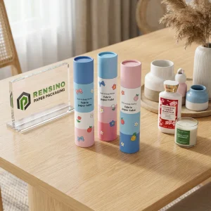 Tube d'emballage en papier imprimé bleu et rose avec motif floral et fruité, adapté pour l'emballage de tissus, design personnalisé disponible