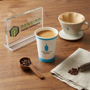 Copo de Papel Branco com Logotipo de Garrafa Azul, Adequado para Embalagem de Café ou Bebida, Design Personalizado Disponível