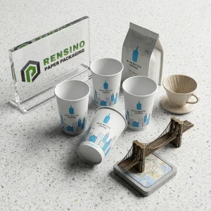 Tazze di carta bianche con design di bottiglia blu, adatte per imballaggio di caffè e bevande, personalizzabili per vari usi