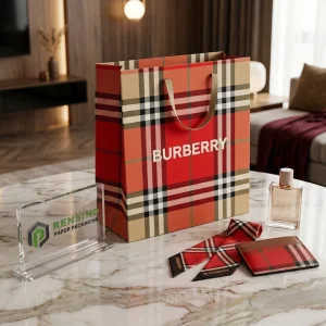 Sacola de Papel Vermelha e Preta com Logotipo Impresso e Padrão Tartan, Adequada para Presentes, Varejo ou Embalagem Cosmética, Impressão de Logotipo Personalizado Disponível