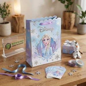 Sacchetto di carta blu Disney con personaggi di Frozen e motivo a fiocchi di neve, adatto per confezionare regali, stampa di logo personalizzato disponibile