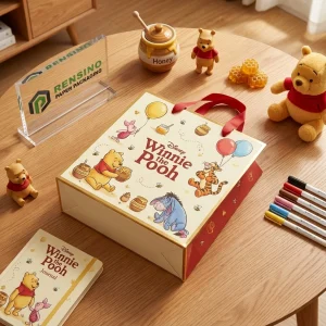 Sacchetto di carta rosso e beige Disney Winnie the Pooh con illustrazioni dei personaggi, adatto per imballaggio regalo o vendita al dettaglio, servizio OEM/ODM disponibile