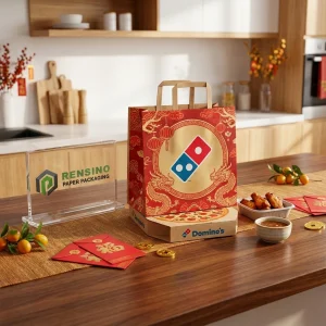 Sacchetti di carta kraft usa e getta per alimenti con motivo drago rosso e oro e logo stampato di Domino's, design personalizzato disponibile