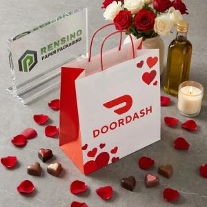 Sacchetto di carta bianco e rosso con testo stilizzato stampato e motivo a cuore, adatto per imballaggio regalo, stampa logo personalizzata disponibile