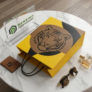 Bolsas de papel de tigre de papel amarillo y negro, adecuadas para venta al por menor o envoltura de regalos, diseños personalizados disponibles.