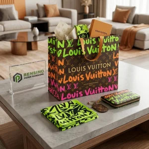 Embalagem de Saco de Papel Marrom Louis Vuitton com Texto Impresso Multicolorido e Padrão de Logotipo, Adequado para Embalagem de Presentes ou Varejo, Serviço OEM/ODM Disponível