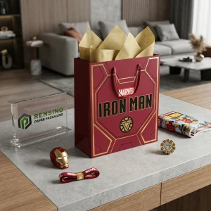 Borsa di carta rossa Marvel con testo Iron Man e pattern dell'arc reactor, adatta per imballaggi di regali o vendita al dettaglio, stampa del logo personalizzata disponibile