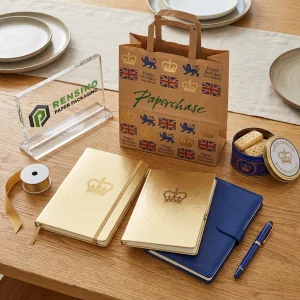 Bolsa de regalo de papel kraft con patrón de corona y texto impreso “Paperchase”, adecuada para regalos, venta al por menor o empaquetado de alimentos, diseño personalizado disponible