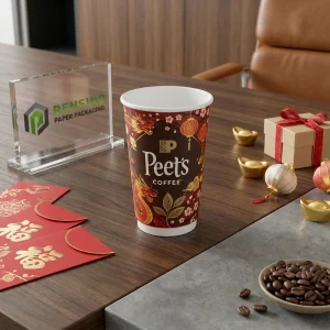Gobelet en papier avec le logo de Peet’s Coffee et un design festif, adapté à l'emballage de boissons