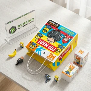 Bolsa de papel amarilla y azul con impresión de personaje de dibujos animados para empaques de regalo o venta al por menor, impresión de logo personalizada disponible