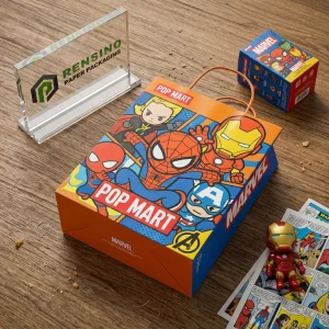 Bolsa de papel naranja y azul de Pop Mart con personajes de dibujos animados de superhéroes de Marvel impresos, adecuada para regalos o empaques de venta al por menor, impresión de logotipo personalizada disponible