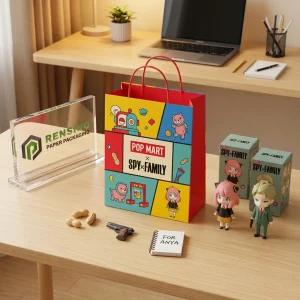 POP MARTとSPY×FAMILYのキャラクターが印刷された赤と多色の紙袋、ギフトやリテール包装に適しており、カスタムロゴ印刷が可能です