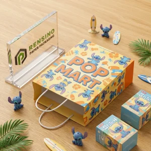 Bolsa de papel amarilla con patrón de costura de dibujos animados y texto impreso “POP MART”, adecuada para regalos o empaques minoristas, impresión de logotipo personalizada disponible